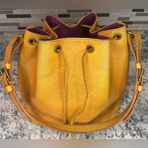 GUC✨LOUIS VUITTON BUNDLE Handbag & Wallet Epi Petit Noe CALLOUTS IN PHOTOS - Picture 9 of 16